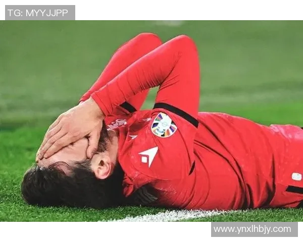 足球明星在比赛中真实出汗瞬间展现运动魅力与拼搏精神